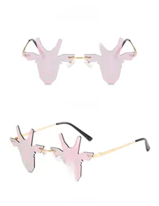 Lunettes de soleil cerf sans monture avec verres roses et détails dorés en deux angles