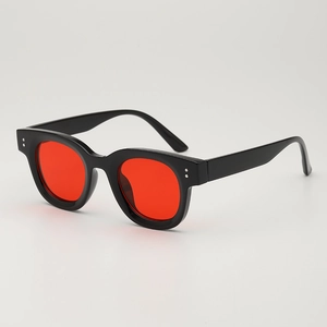 Retro-Sonnenbrille mit quadratischem schwarzem Rahmen und roten Gläsern