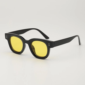 Retro-Sonnenbrille mit dickem quadratischem schwarzem Rahmen und gelben Gläsern