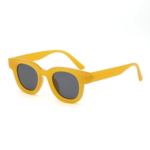 Retro quadratische Sonnenbrille in Gelb mit grauen Gläsern und silbernen Nieten