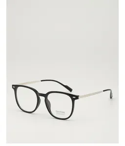 Détail de lunettes noires vintage avec autocollants de lentilles anti-lumière bleue UV400