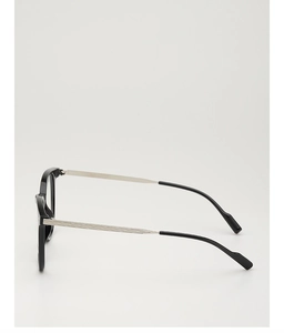 Détail de lunettes noires carrées avec branches en métal argenté et gravures fines