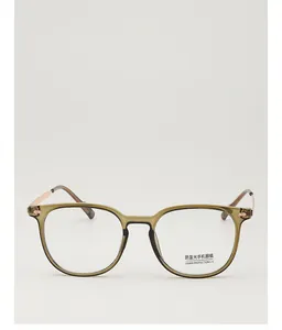 Détail de lunettes carrées vert olive avec filtre anti-lumière bleue et logo CE