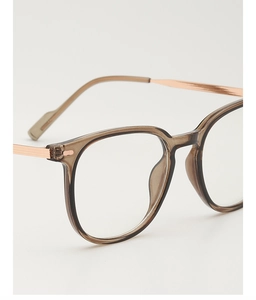 Vue détaillée des montures marron et des branches en métal or rose sur lunettes de mode