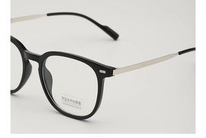 Détail de lunettes anti-lumière bleue avec autocollant UV400 et branches en métal argenté