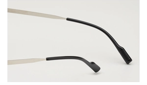 Détails des branches en métal argenté avec embouts en caoutchouc noir antidérapant de lunettes