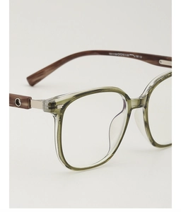 Dettaglio della cerniera su montatura TR90 verde oliva con stanghette effetto legno