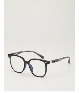 Dettaglio occhiali TR90 montatura grande con stanghette marmorizzate grigie e lenti blu