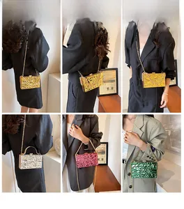 Dettagli della pochette geometrica in acrilico oro argento rosa con tracolla a catena