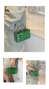 Dettaglio della borsa clutch verde in acrilico con trama effetto ghiaccio e manico