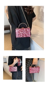 Dettaglio della pochette in acrilico rosso rosa con trama marmorea e manico dorato