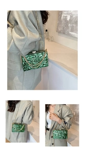 Dettaglio della pochette in acrilico verde con trama ghiaccio e catena dorata