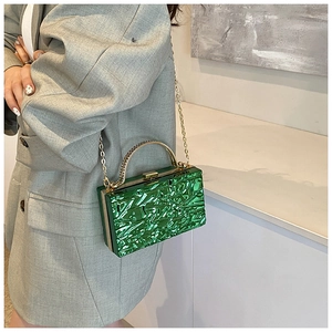 Dettaglio della borsa da sera in acrilico verde brillante con trama a crepe di ghiaccio