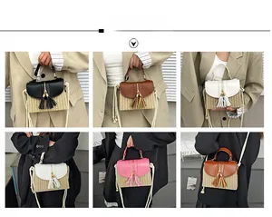 Vue détaillée de sacs en paille tissée en quatre couleurs avec pompons et poignées chic