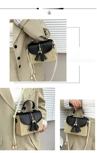 Détail du sac bandoulière en paille tissée avec rabat en cuir noir et doubles pompons