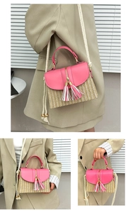 Détail du sac bandoulière en paille rose avec double glands et sangle en corde tissée