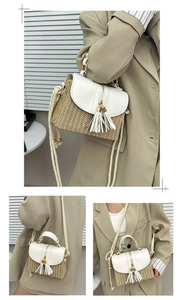 Détail du sac en paille tissée avec rabat en cuir blanc et glands pour le style de plage