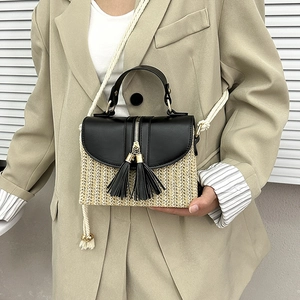 Sac à bandoulière en paille avec rabat en cuir noir, gland à franges et bandoulière corde