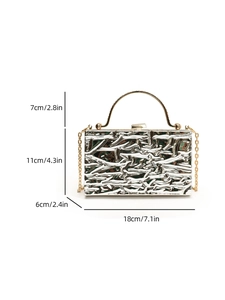 Dettaglio texture ondulata argento su pochette in acrilico con manico dorato e catena