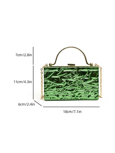 Clutch in acrilico verde metallizzato dimensioni 18x11x6cm con manico dorato