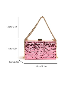 Dimensioni pochette rosa metallizzata 18x11x6 cm con catena dorata e trama rugosa