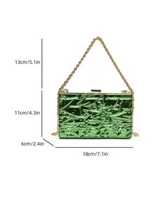 Dimensioni della borsa da sera verde in acrilico con catena dorata e texture stropicciata