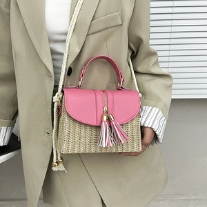 Sac carré en paille avec rabat rose et bandoulière en coton pour plage en été