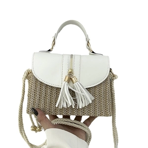 Sac bandoulière en paille avec rabat en cuir blanc et pompon pour vacances d'été
