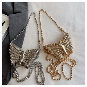 Primer plano de bolso de fiesta de mariposa con diamantes de imitación y cadena de metal