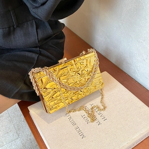 Elegante borsa da sera in acrilico dorato con texture craquelé e tracolla a catena