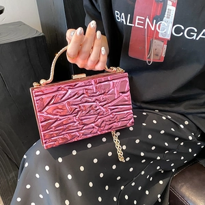 Borsa da sera rosa metallizzata effetto ghiaccio con manico e catena oro