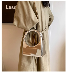 Sac à main en acrylique miroir argenté avec poignée ronde en métal et chaîne dorée