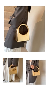 Détails du sac à main doré en acrylique avec poignée ovale évidée et chaîne métallique
