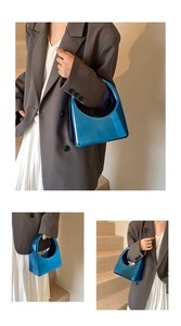 Détail du sac demi-lune en acrylique bleu électrique avec une finition miroir brillante