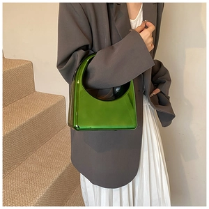 Sac à main chic en acrylique vert émeraude translucide avec une forme de selle