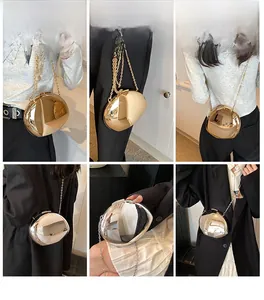 Dettaglio della pochette ovale a specchio metallico oro e argento con tracolla a catena