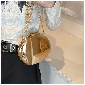 Dettaglio borsa a scatola in acrilico a specchio con catena dorata e design moderno