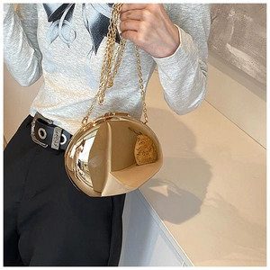 Elegante borsa a tracolla con specchio acrilico dorato e catena sottile su modella