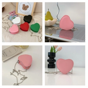 Dettaglio di mini borse a tracolla a forma di cuore in vari colori con catenella