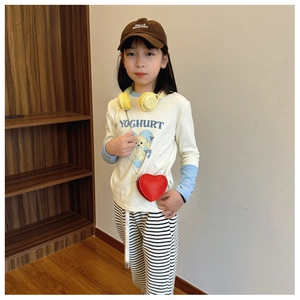 Outfit per bambini con borsa a tracolla rossa a forma di cuore e pantaloni a righe