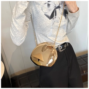 Elegante borsa box in acrilico dorato con tracolla a catena portata a tracolla