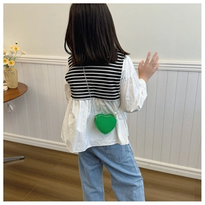 Borsa a tracolla a cuore verde vivace per bambini con catena argentata su outfit