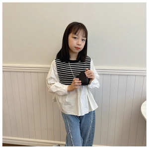Set moda bimbi con camicia a maniche a sbuffo e borsetta a cuore nera con catena