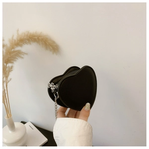 Dettaglio portamonete nero a cuore in pelle PU con zip a fiore e catena in metallo