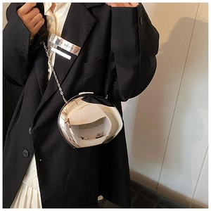 Borsa a sfera irregolare in acrilico argento specchiato indossata con catena sottile