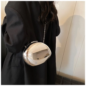 Elegante borsa a specchio in acrilico argento sferica con catena indossata da modella