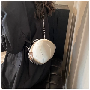 Dettaglio di una borsa a tracolla tonda in acrilico bianco con cornice in metallo argento