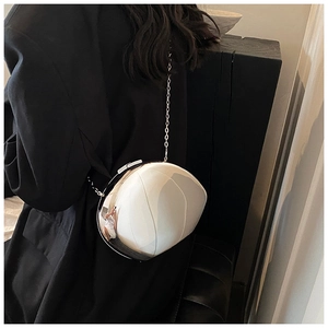 Borsa a scatola a specchio in acrilico bianco a cupola con catena in metallo argento