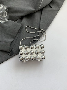 Silberne Mini-Clutch aus Metall mit großen Chromkugeln und eleganter Schlangenkette