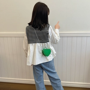 Gilet in maglia a righe bambina con camicia jeans blu e borsa verde a cuore